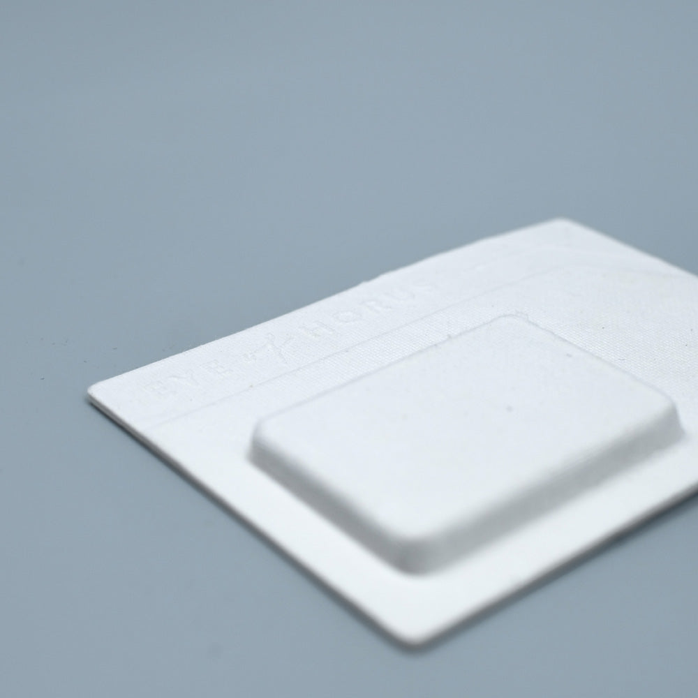 Paleta de sombras de ojos monocromáticas sostenibles en bandeja de pulpa de caña de azúcar